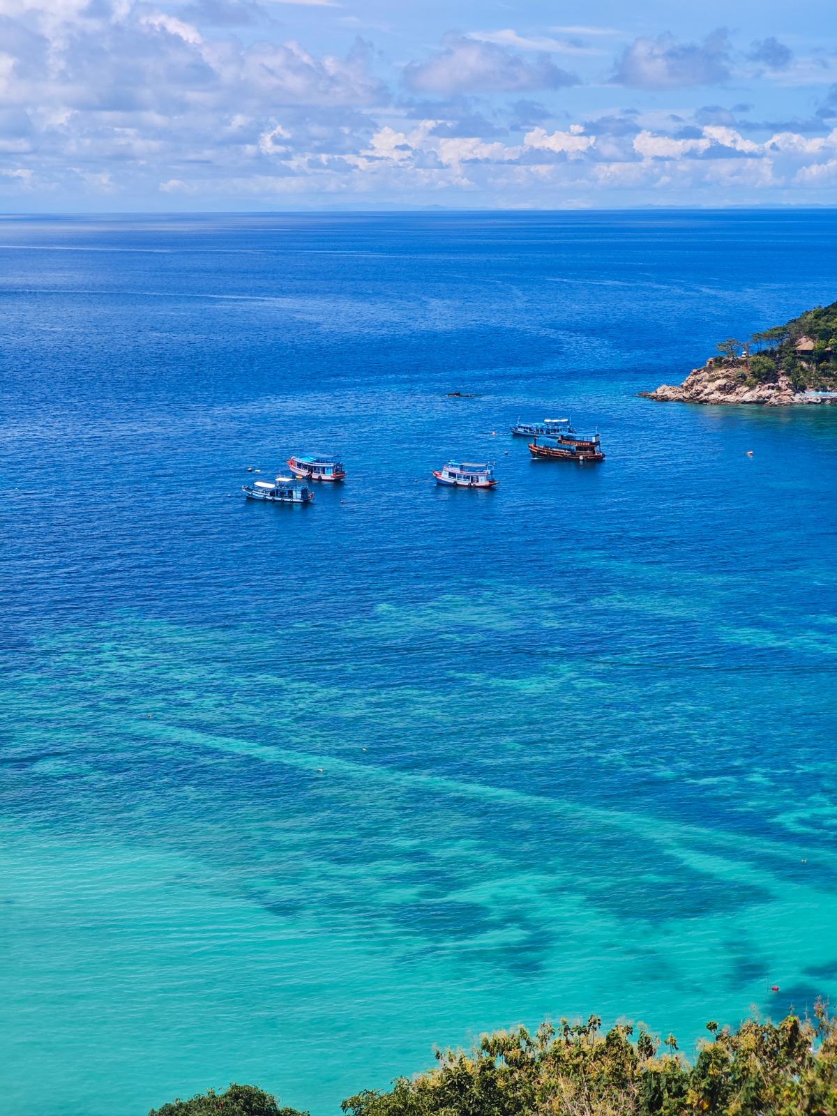 Bateaux sur une mer turquoise