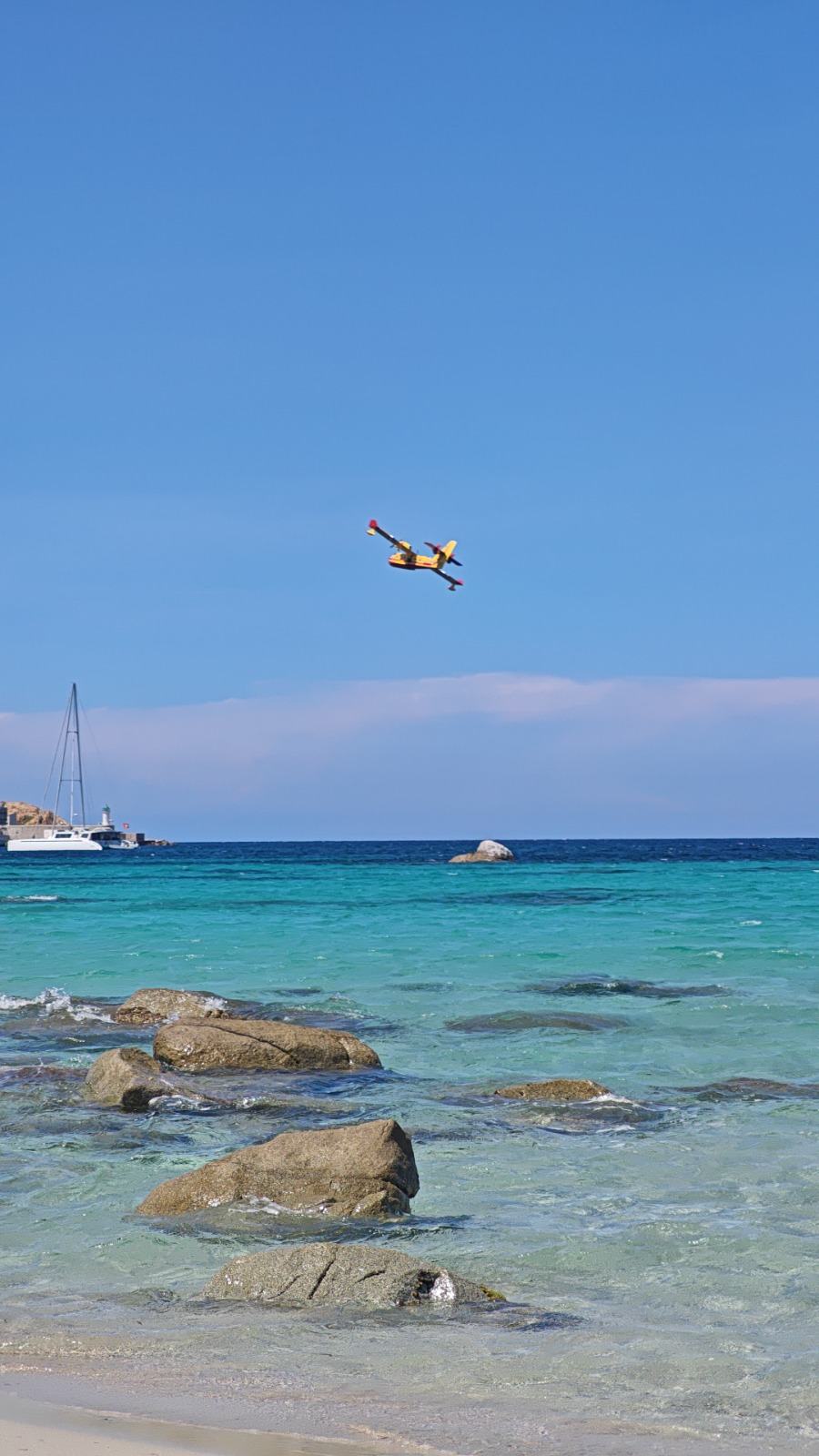 Avion au-dessus d'une mer turquoise