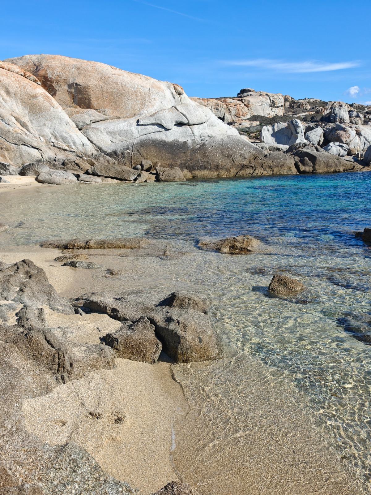 Crique aux eaux claires entre les rochers