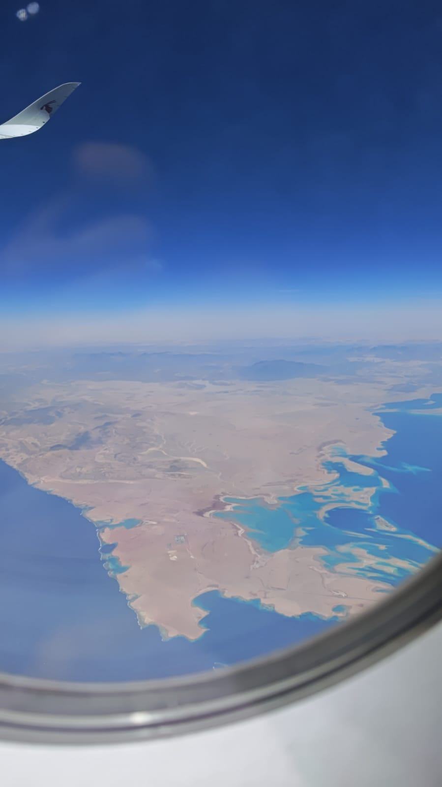 Vue d'une île depuis le hublot d'un avion