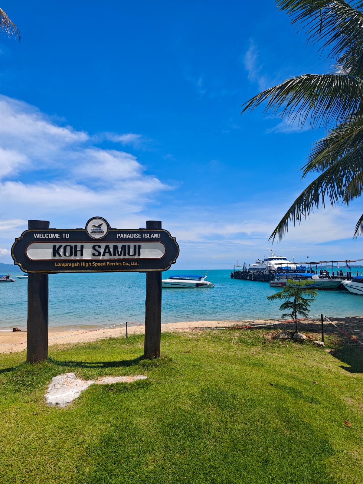 Panneau Koh Samui au bord de la mer