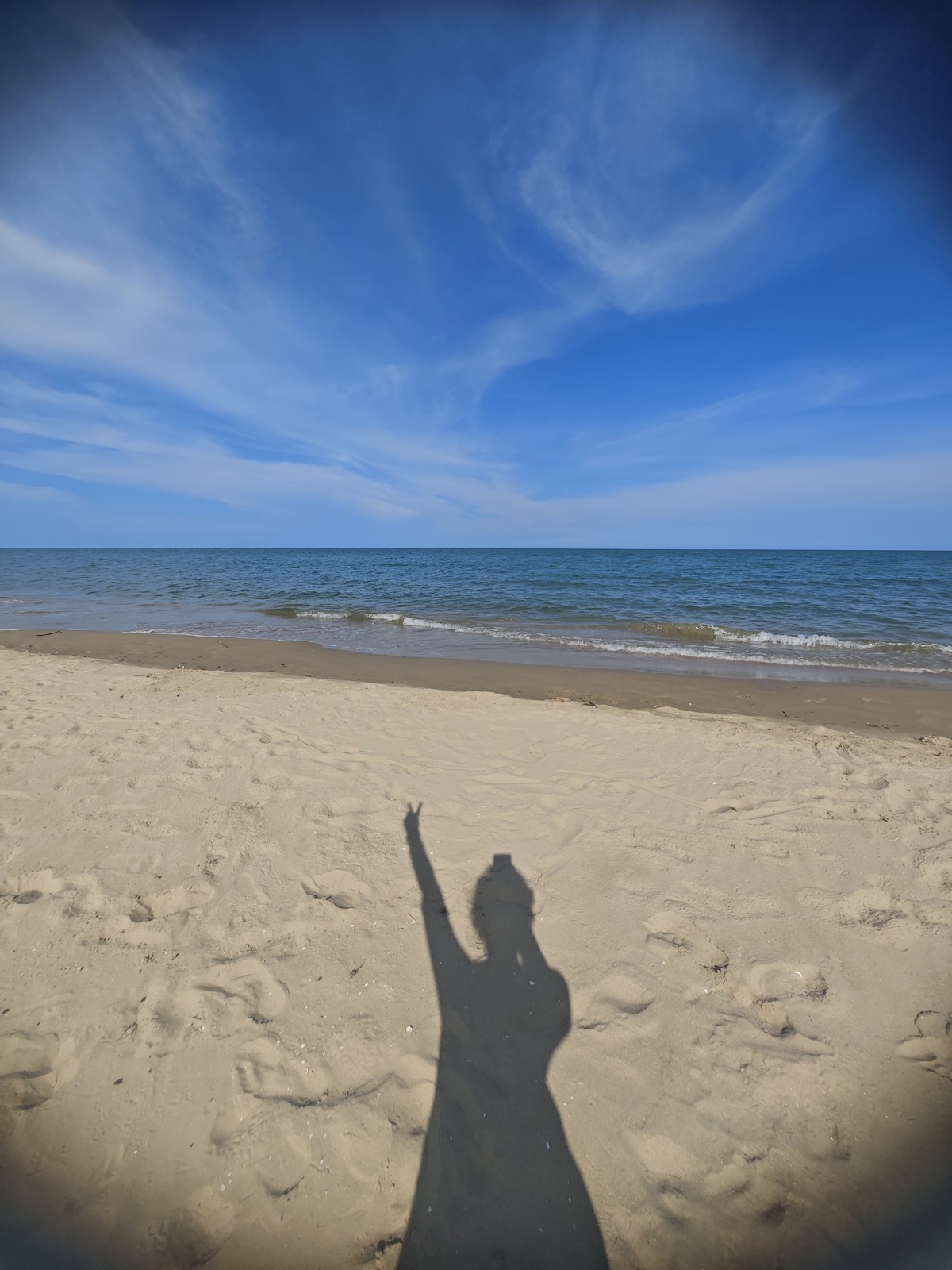 Ombre de Laetitia sur le sable, bras levé