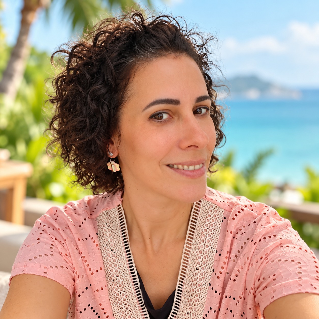 Portrait de Laetitia, souriante, au bord de la mer