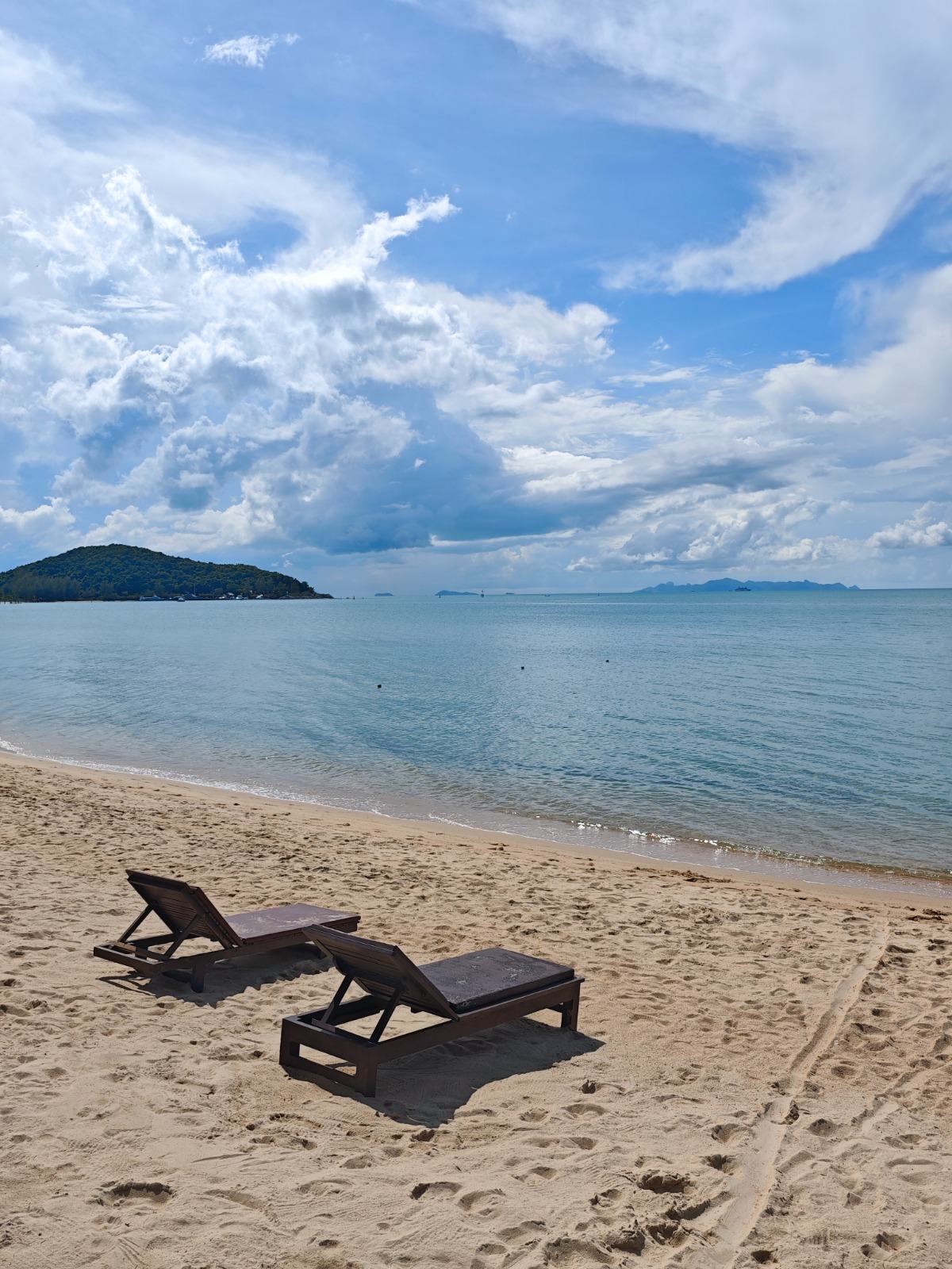 Deux transats sur une plage